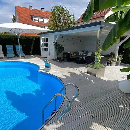 Modernes Bungalow Im Wunderschoenen Garten Mit Pool Фридрихсхафен Экстерьер фото