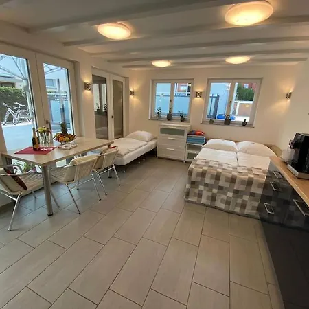 Modernes Bungalow Im Wunderschoenen Garten Mit Pool Фридрихсхафен Экстерьер фото