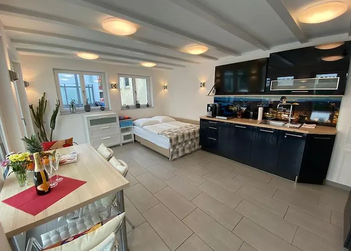 Modernes Bungalow Im Wunderschoenen Garten Mit Pool