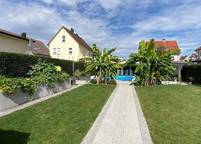 Modernes Bungalow Im Wunderschoenen Garten Mit Pool