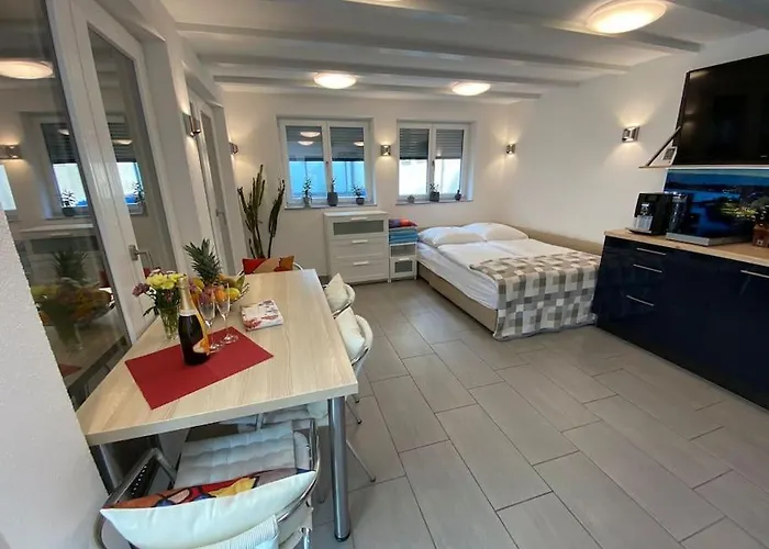 Modernes Bungalow Im Wunderschoenen Garten Mit Pool