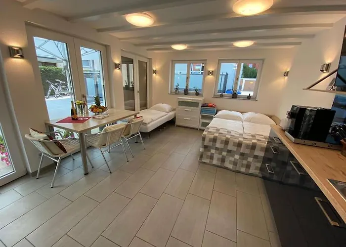 Modernes Bungalow Im Wunderschoenen Garten Mit Pool