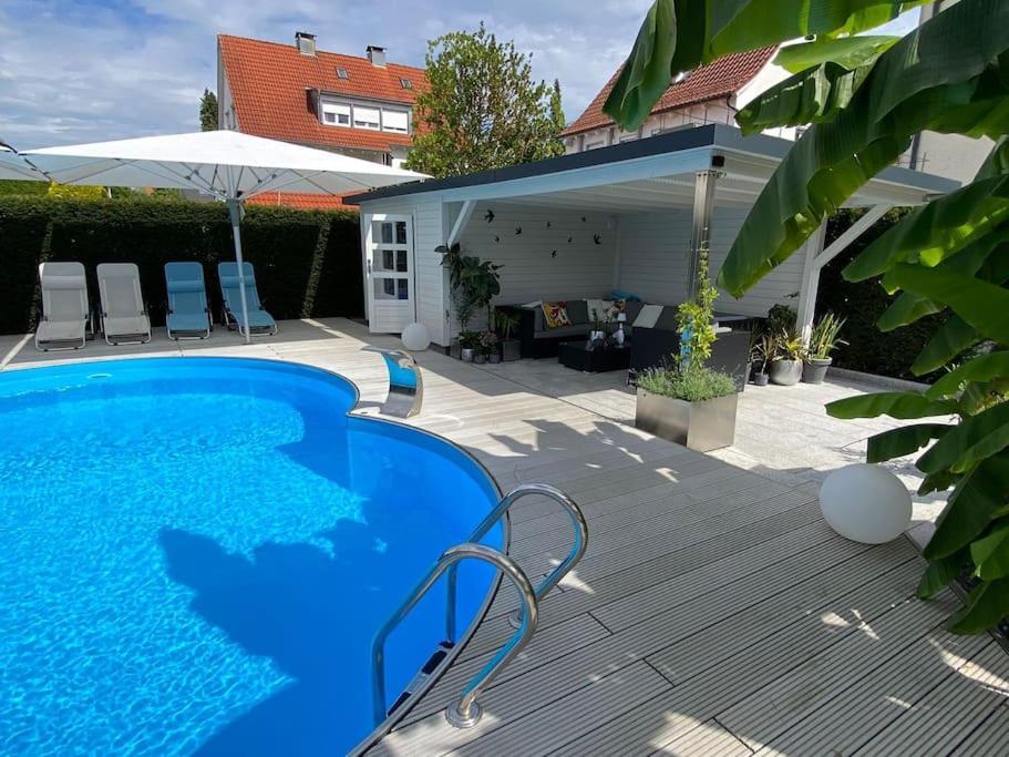 Modernes Im Wunderschoenen Garten Mit Pool Apartment