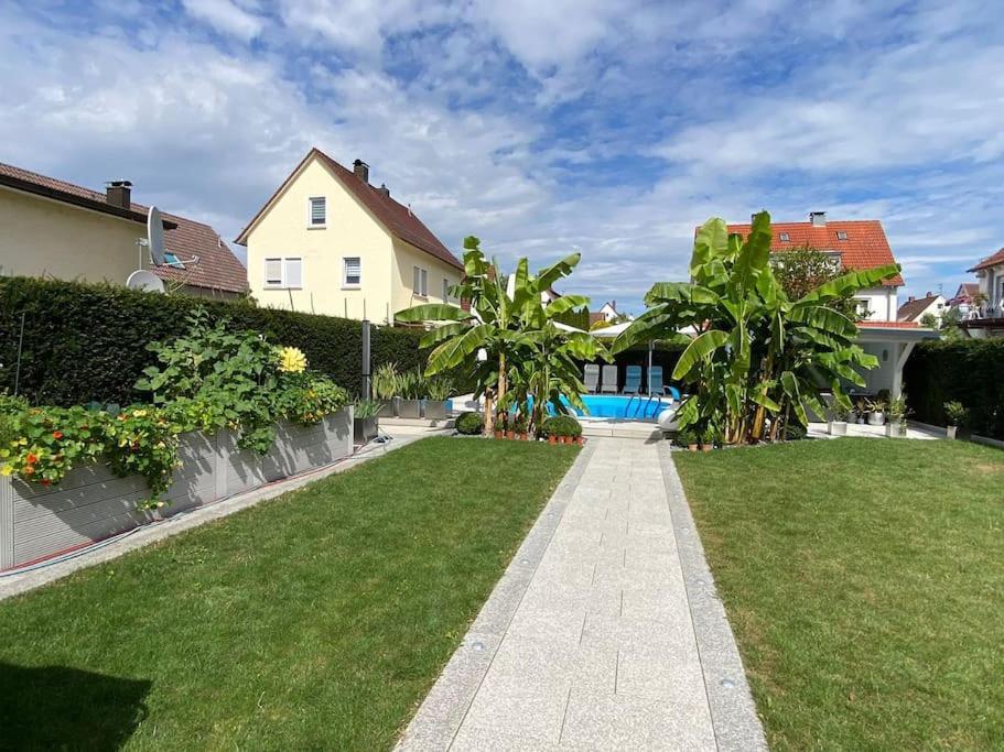 Modernes Im Wunderschoenen Garten Mit Pool FDH