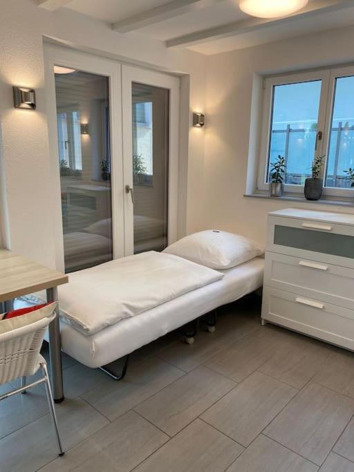 Modernes Im Wunderschoenen Garten Mit Pool Apartment FDH