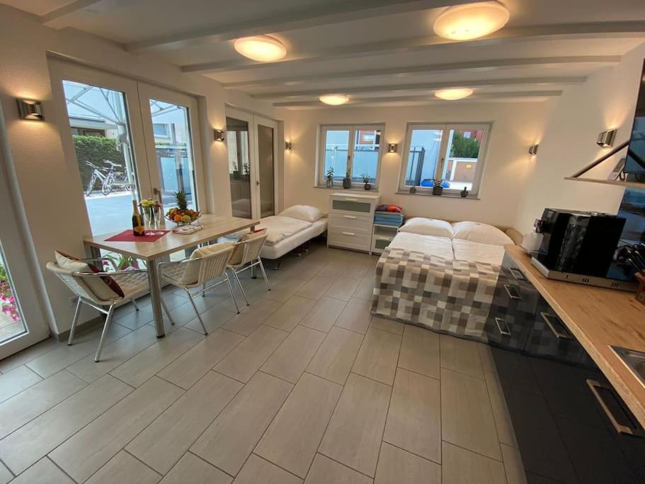 Modernes Im Wunderschoenen Garten Mit Pool Apartment
